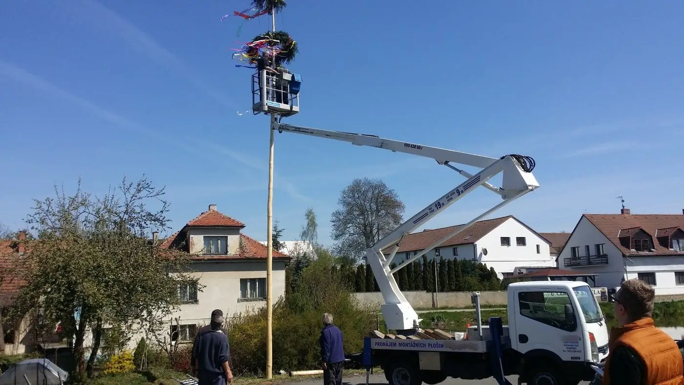 Arborista při odborném řezu stromu ve výšce s horolezeckou technikou